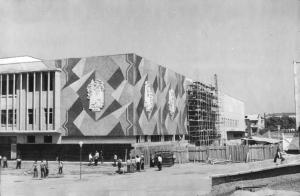 Монтаж мозаики на фасаде телецентра в Ташкенте