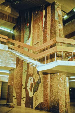 Мозаика на лестничном пилоне в вестибюле телецентра в Ташкенте. 1972