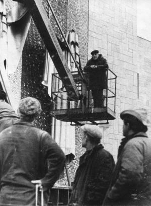 Мозаика и четыре фигуры на фасаде д/к завода «Красный Аксай» в Ростове-на-Дону. 1979