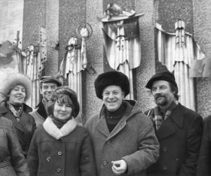 Мозаика и четыре фигуры на фасаде д/к завода «Красный Аксай» в Ростове-на-Дону. 1979