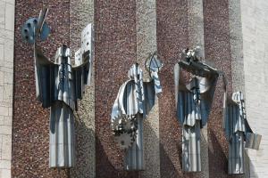 Мозаика и четыре фигуры на фасаде д/к завода «Красный Аксай» в Ростове-на-Дону. 1979